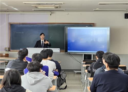 경찰경호학전공 에스원 선임 초청 특강 실시 - 경찰경호학전공 졸업자 이윤호(에스원) 선임 취업 연계 도움 및 입사 전략 특강 진행 -