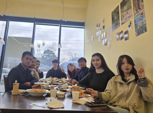 외국인 대학원생, 내국인 동료의 논문심사 응원 식사자리 마련