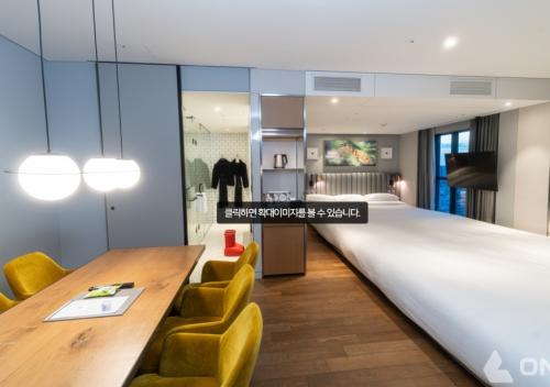 라이즈호텔, 아트그룹 '미스치프'와 협업 통해 '큐레이터 스위트룸' 런칭