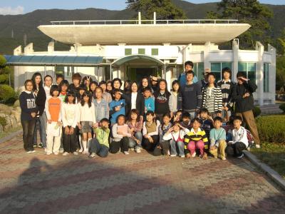 남포초등학교 도서관 앞에서...