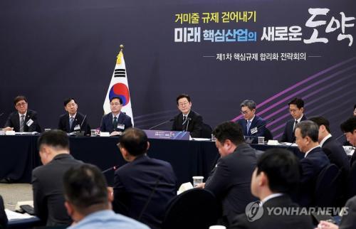 참석자 발언 경청하는 이재명 대통령