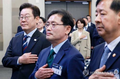 국기에 경례하는 이재명 대통령