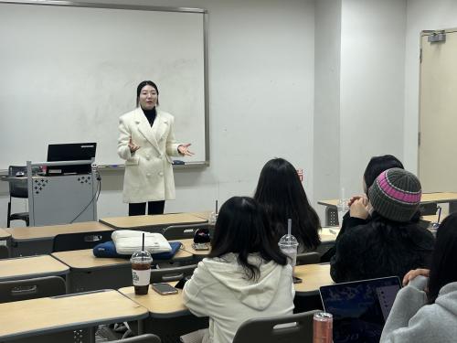 <선생님 업고 튀어!> 김지연 교사 사진교직 특강 진행