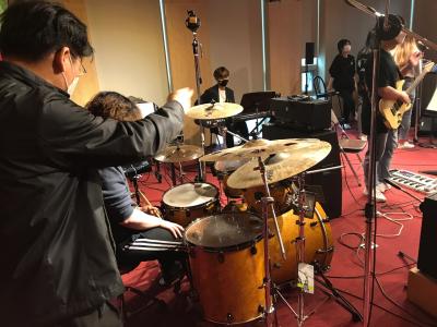 1학년들의 원픽!!  '노경환' 교수님께서 직접 진행하고 있는 락앙상블 수업 사진입니다.