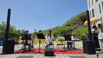 꽃과 음악이 함께한 특별한 봄날, 버스킹 공연🎵🌸
