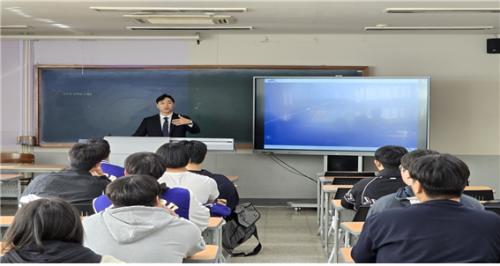 경찰경호학전공 에스원 선임 초청 특강 실시 - 경찰경호학전공 졸업자 이윤호(에스원) 선임 취업 연계 도움 및 입사 전략 특강 진행 -
