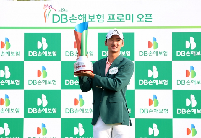 중부대학교(총장 이정열) 골프학전공 윤상필(20학번) 선수가 14일 강원도 춘천의 라비에벨 CC 올드코스(파71)에서 열린 한국프로골프(KPGA) 투어 2024시즌 DB손해보험 프로미 오픈(총상금 7억 원) 4라운드에서 7언더파 64타를 기록하며 극적인 역전 우승을 차지했다. 최종합계 18언더파 266타를 기록한 윤상필은 우승의 주인공이 됐다.

생애 첫 KPGA 투어 우승을 차지한 윤상필은 기자회견에서 "우승하니 너무 좋다. 항상 원했던 순간이다. 선두권에 있어도 우승하지 못한 경우가 있었다. 오늘은 스스로 긍정적인 생각을 많이 하려 했고 덕분에 잘 풀려서 우승할 수 있었던 것 같다." 라고 소감을 밝혔다.

향후 계획에 대해서는 "사실 올해 시즌이 끝나면 군입대를 계획하고 있었다"라면서 "우승하면서 결정을 바꿀 수 있을 것 같기도 하다. 콘페리 투어는 22년도에 도전했지만 벽이 높다는 것을 알았다. KPGA 투어에서 실력을 닦고 제대 후에 가지 않을까 싶다"라고 덧붙였다.

골프학전공 주임교수인 김동기 교수는 &ldquo;2019년 KPGA 투어에 데뷔한 윤상필은 23년시즌에서 두각을 나타내기 시작했고, 2024년 KPGA 코리안투어에서는 일관된 스윙과 절제된 멘탈을 유지해서 앞으로 다승의 좋은 성과를 낼 것으로 기대해도 좋다&rdquo;면서 윤상필 학생을 높이 평가했다.